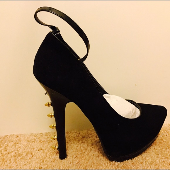 Brand new shoes!!! Purchased slightly damaged!!!! - Picture 1 of 2