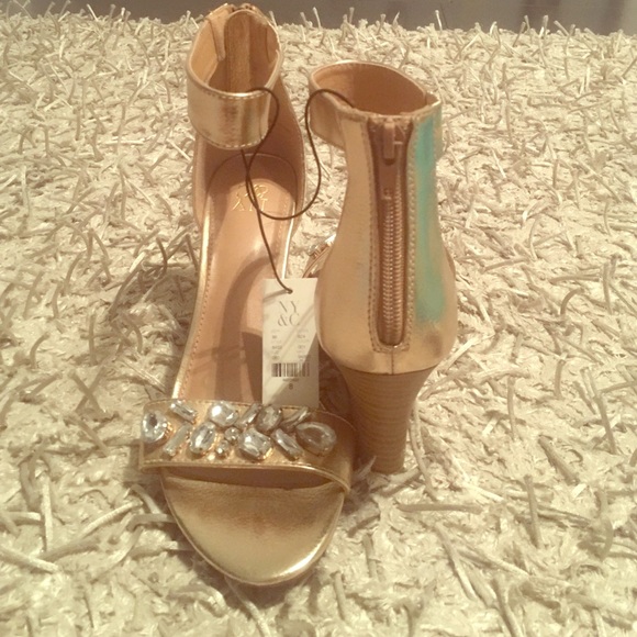 ⭐️OPEN TO OFFERS ⭐️New York & Company Wedge Sandal