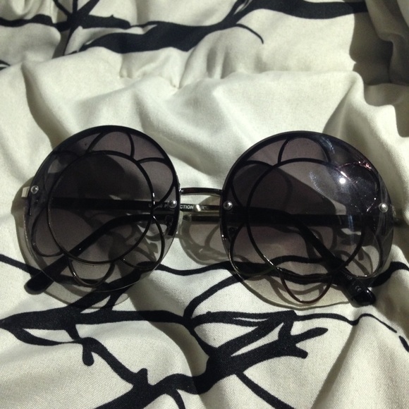Round Sunglasses with flower design