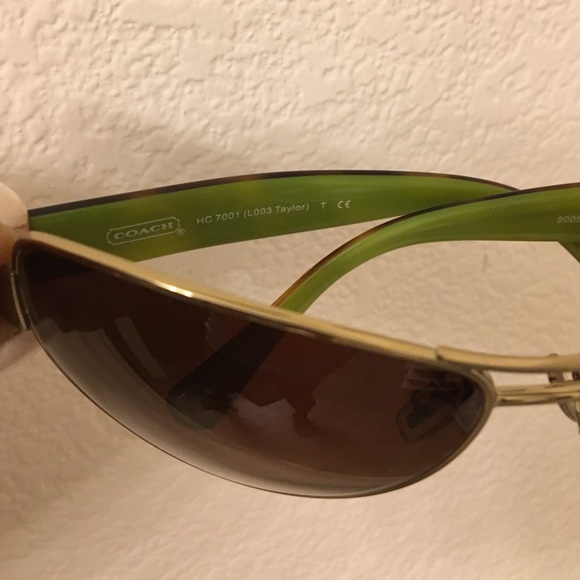 Classy Coach HC7001 Sunglasses - Picture 2 of 4