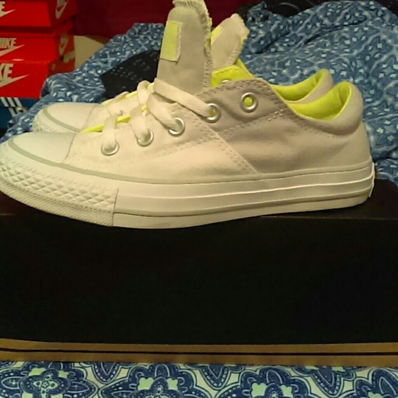 NIB neon detailed two toned converse