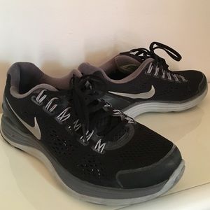 Women's size 8 Nikes (Men's size 6)