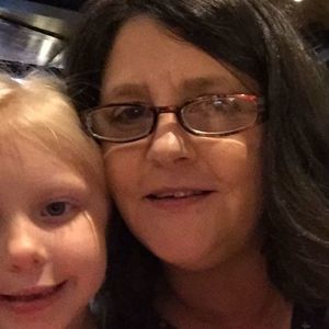 Meet your Posher, Lora