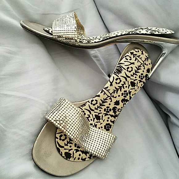 Super cute silver heel