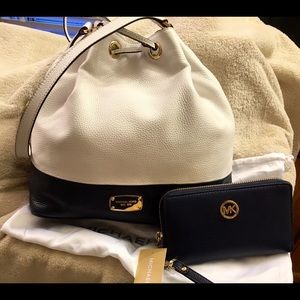 NWT Michael Kors Bag/Wallet Set in cream/navy