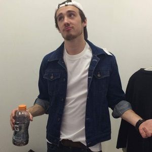 Meet your Posher, Levi