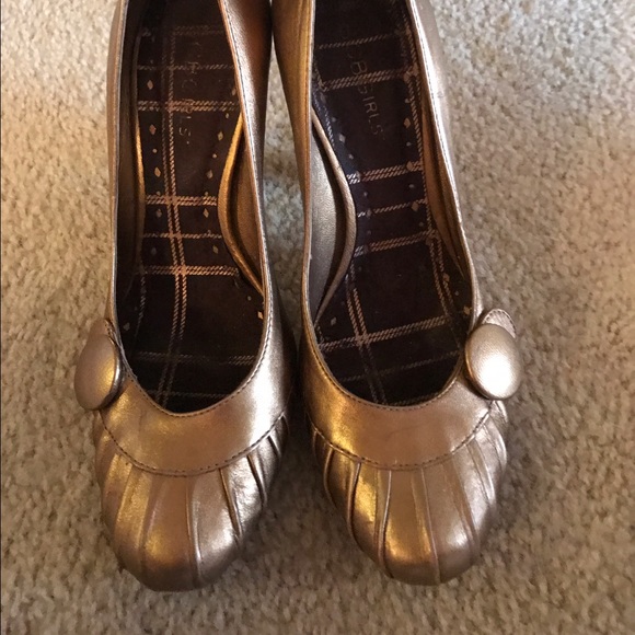 BCBG vintage inspired pumps