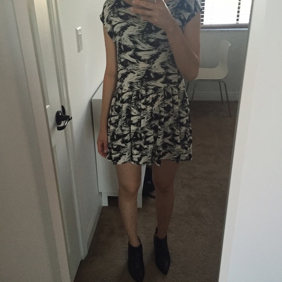 BLACK AND WHITE CUTE MINI DRESS