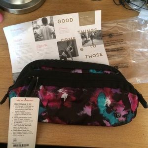 Don't Swear It Kit Lululemon (toiletry bag)