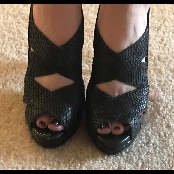 Gianni Bini snake texture sandal pump