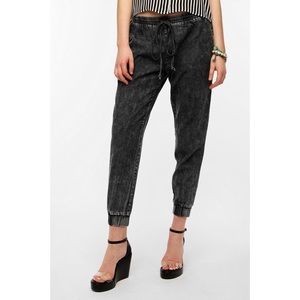 UO Sparkle & Fade Acid-wash Chambray Jogger Pants