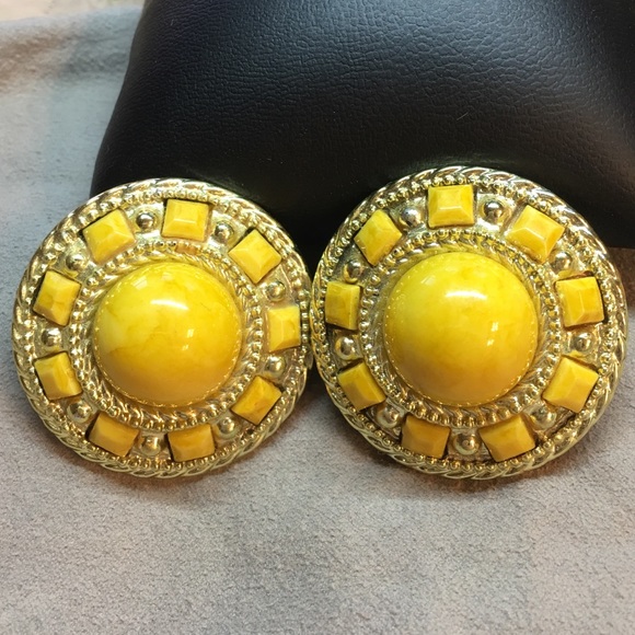 Jewelry - Clip yellow and gold tone earrings.