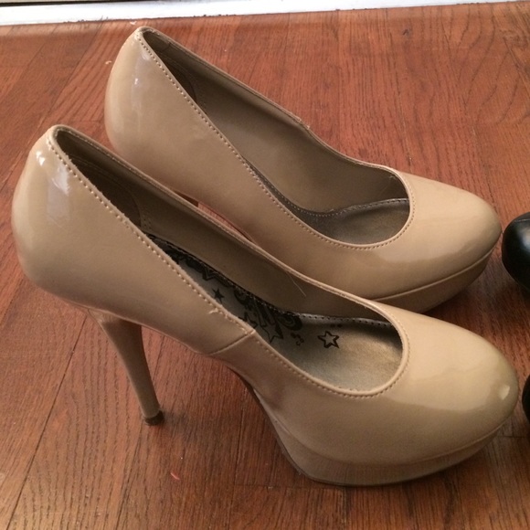 Lot of high heel shoes - Picture 2 of 4