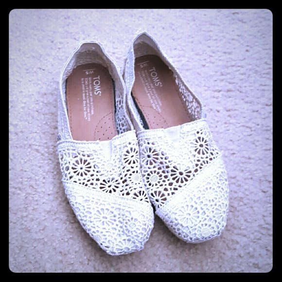 Tom's cream colored lace crochet flats