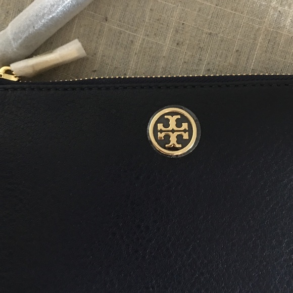 🌷SOLD🌷Tory Burch Large Robinson Wristlet - Picture 2 of 4