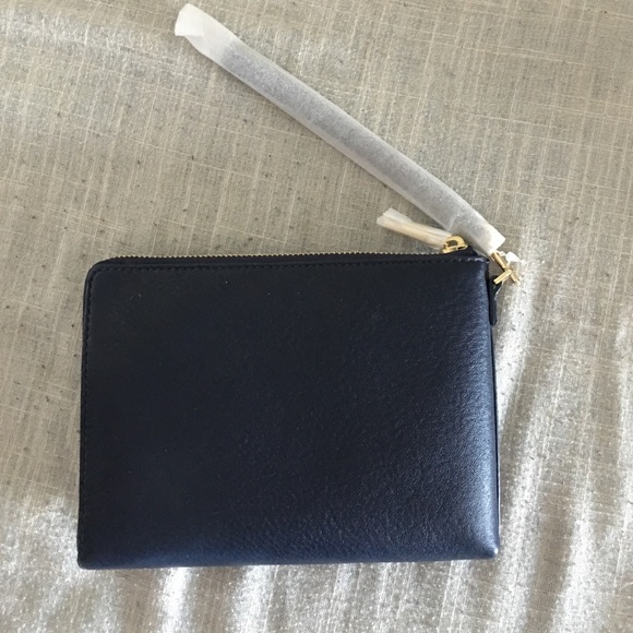 🌷SOLD🌷Tory Burch Large Robinson Wristlet - Picture 3 of 4