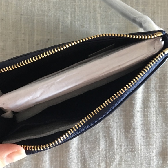 🌷SOLD🌷Tory Burch Large Robinson Wristlet - Picture 4 of 4