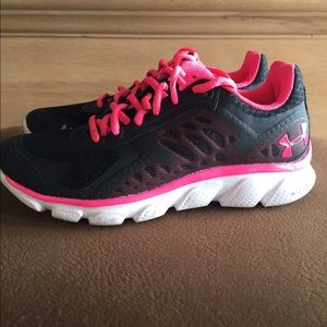 Women's Size 6 - Under Armour athletic shoe