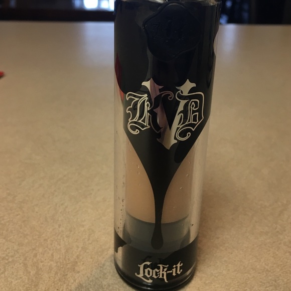 Kat Von D lock it foundation in medium warm