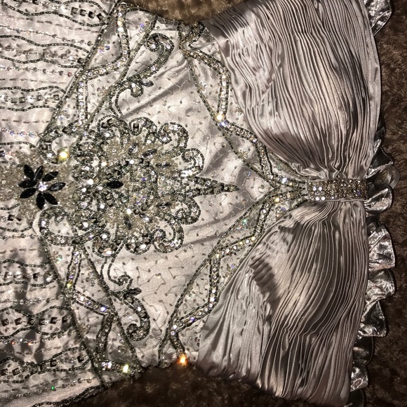 Dress - Picture 6 of 7