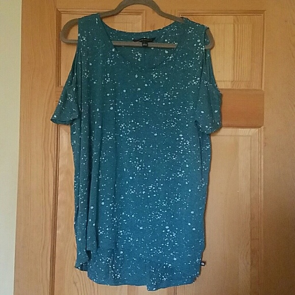 Rock and Republic cold shoulder tshirt