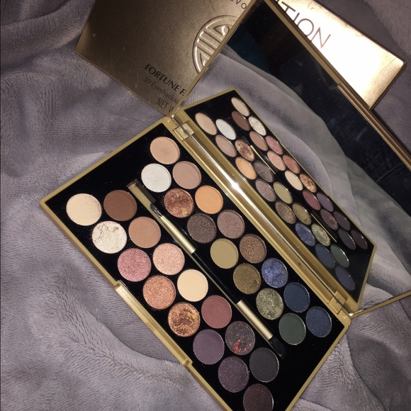Revolution make up palette 💞