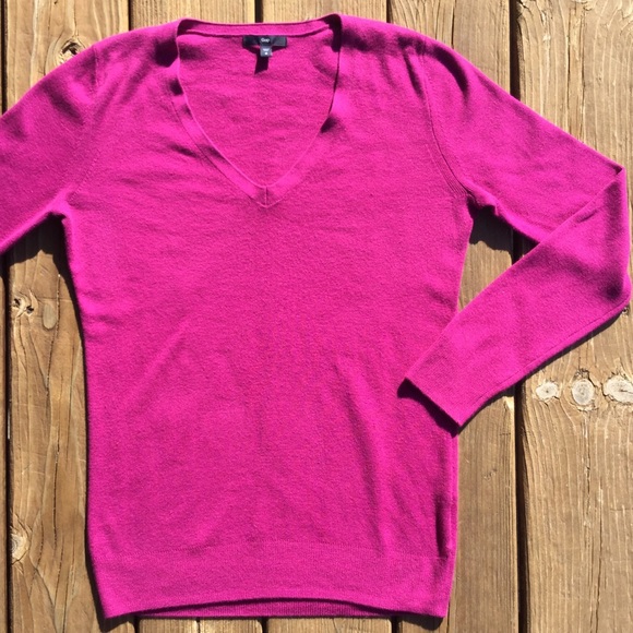 GAP V-neck Cotton/Silk Blend Sweater in Fuschia