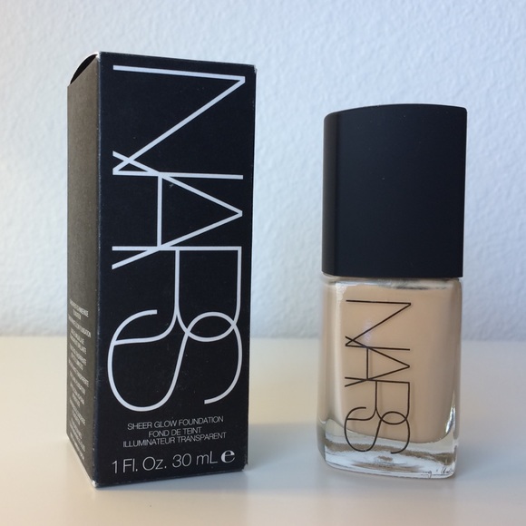 NARS Sheer Glow Foundation Light 4 Deauville