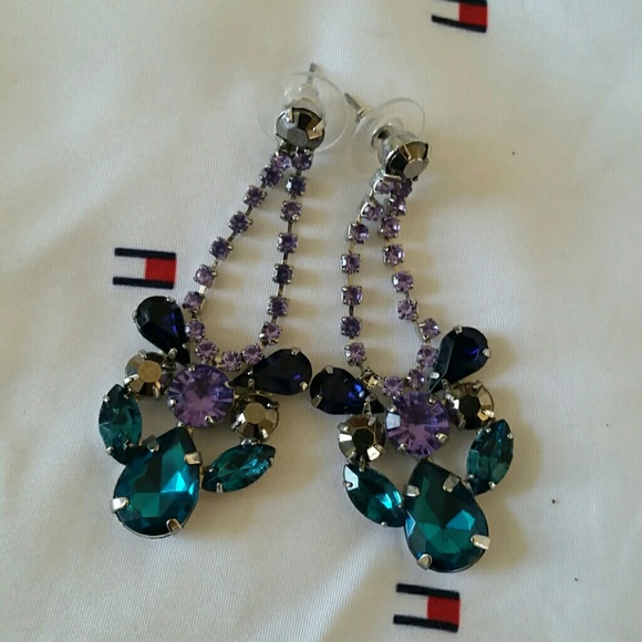 Holiday jewelry. 2 inches long earings - Picture 1 of 1