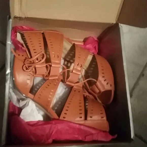 SSSSSALE!!! Sz 7 Tan Heels!!!