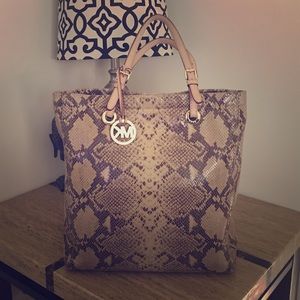 Michael Kors Jet Set Tote