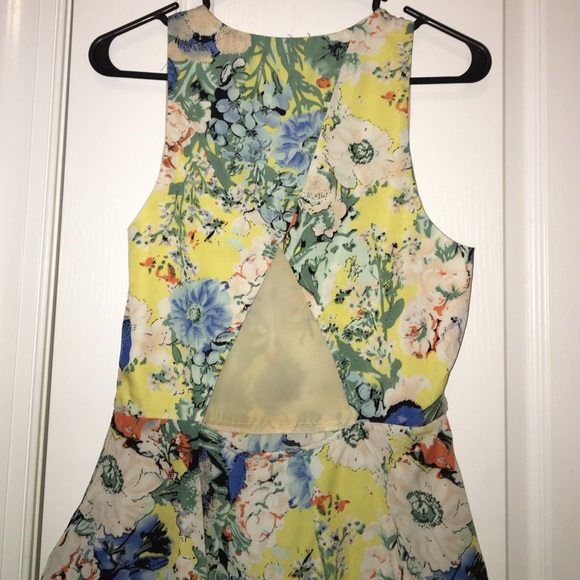 Cute Open Back top! - Picture 2 of 3