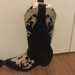 Passions cowboy boots Sz 6 like new