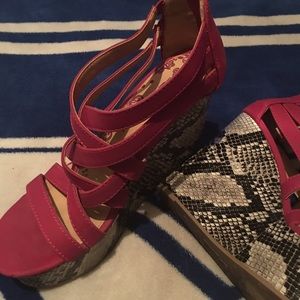 Fuchsia Wedge sandals