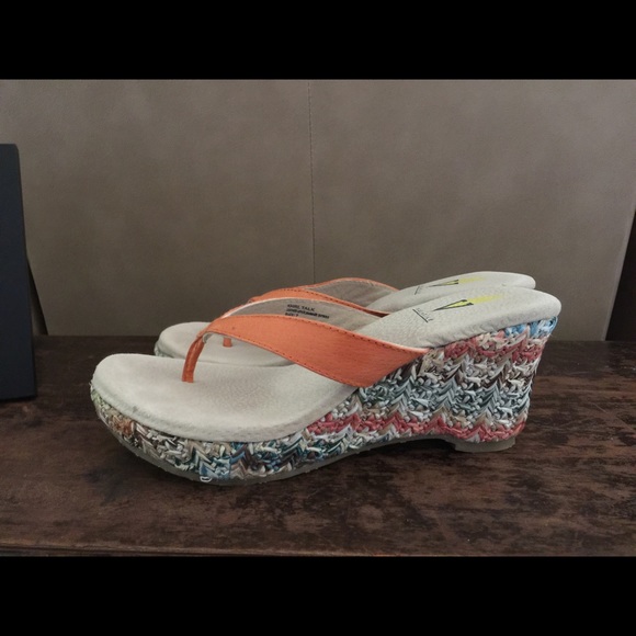 Volatile wedge shoes sz7