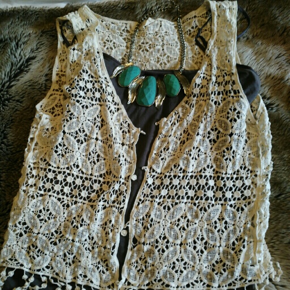 Nabee crochet knit vest