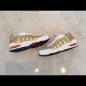 Woman's air max 95 liquid gold/silver