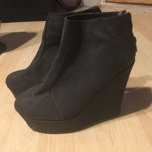 BLACK WEDGE ZIP UP ANKLE BOOTIES