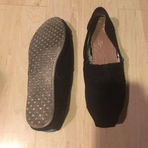 BLACK TOMS ALMOST NEW. SIZE 8