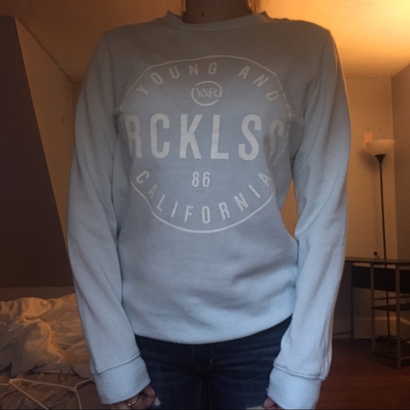 A light blue shirt - Picture 1 of 4