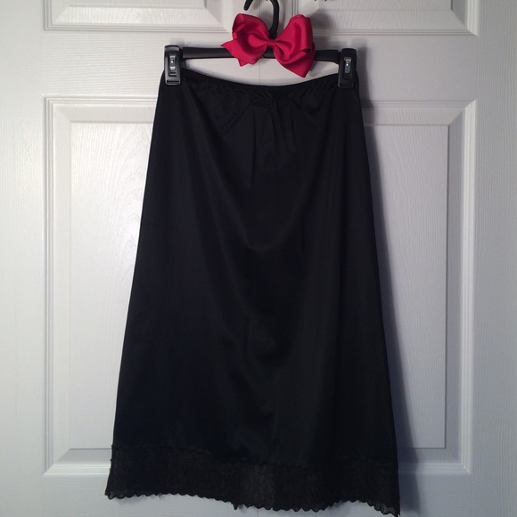 ♌️💎Black Slip with Lace Detail