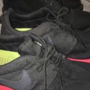 All black timberlands70$ & red & black roshes25$