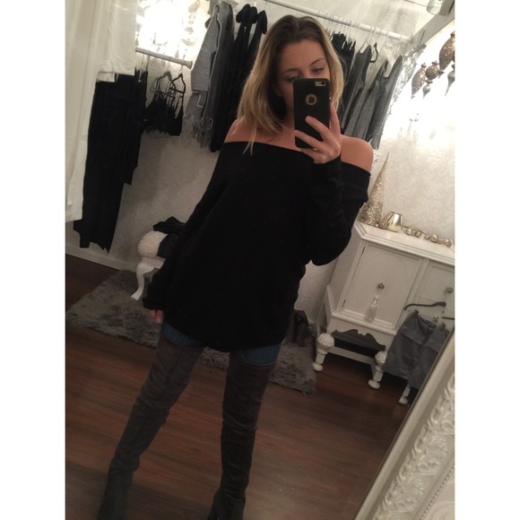 •SOLD•Cozy off the shoulder knit
