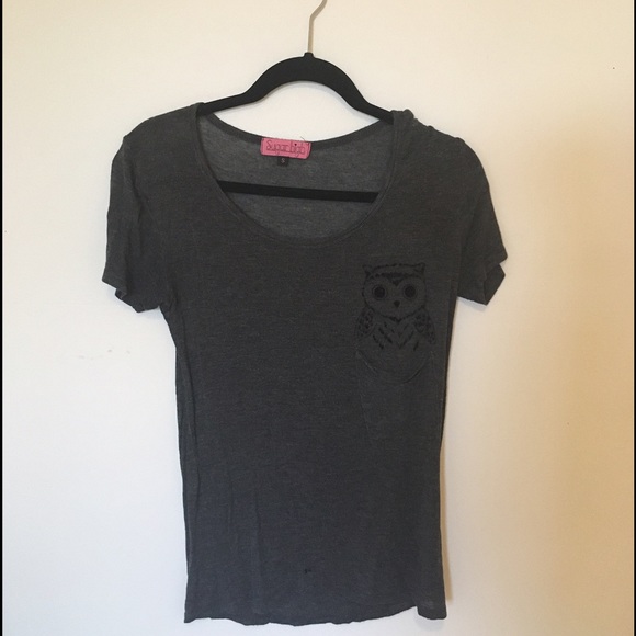 A cute, grey T-shirt with an owl above the pocket.