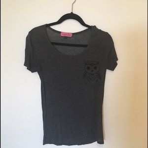 A cute, grey T-shirt with an owl above the pocket.