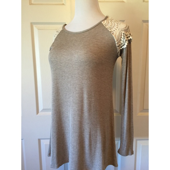 BEAUTIFUL BEIGE LACE SHOULDER SWEATER TUNIC - Picture 3 of 4