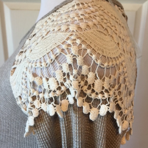 BEAUTIFUL BEIGE LACE SHOULDER SWEATER TUNIC - Picture 4 of 4