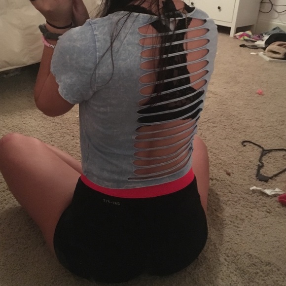 BLUE ACID WASH RIPPED CROP TOP// - Picture 2 of 4