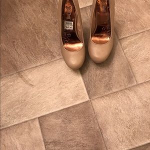 New nude sz 5 heels
