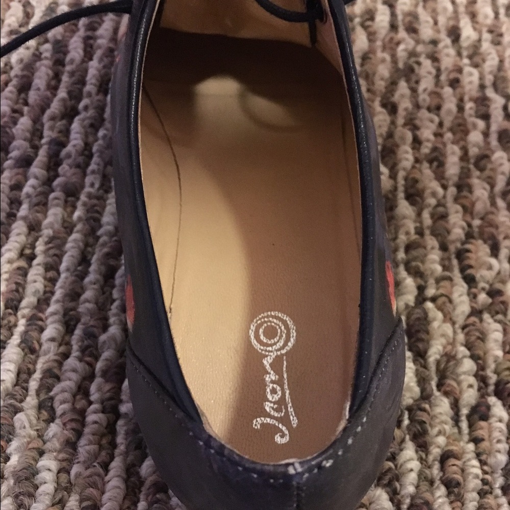 Shoes - Picture 5 of 5